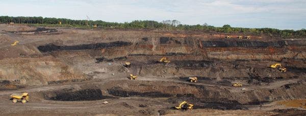 Panoramablick auf den riesigen Sebuku-Tagebau für Kraftwerkskohle in Südkalimantan, Indonesien