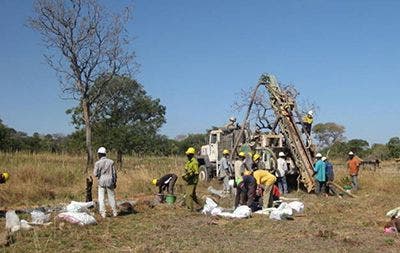 Fotos vom Außeneinsatz zeigen Kernluftbohrungsarbeiten und Bodenproben für die RFA nahe Yanfolila, im Südwesten von Mali.