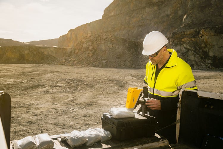 Robuster RFA-Handanalysator für Bergbau und Geochemie