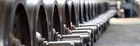 Eisenbahnräder in einer Produktionslinie bei der Qualitätskontrolle mit einem Inline-Ultraschallprüfsystem