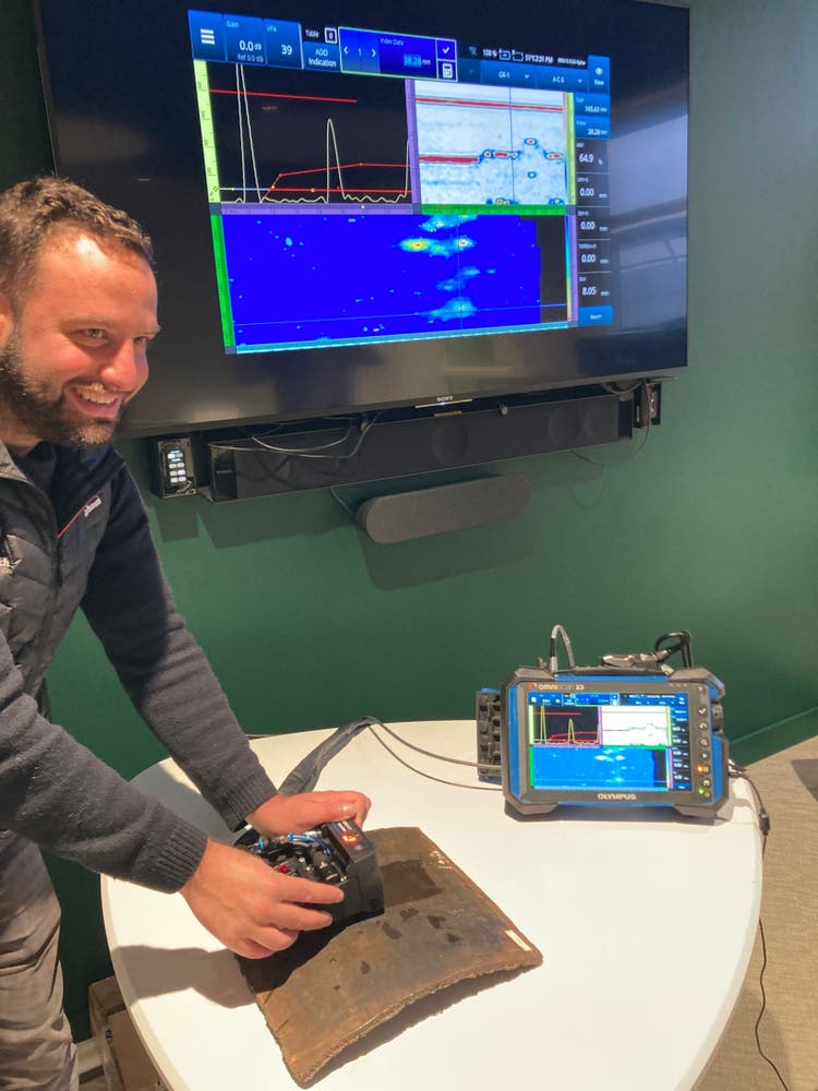 Prüfung mit dem HydroFORM Scanner mit einem Phased-Array-Sensor an einer gekrümmten Metallprobe mit dem OmniScan X3 Prüfgerät