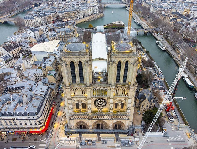 Drohnenaufnahme der Kathedrale Notre-Dame während der Reparaturarbeiten in Paris, Frankreich.