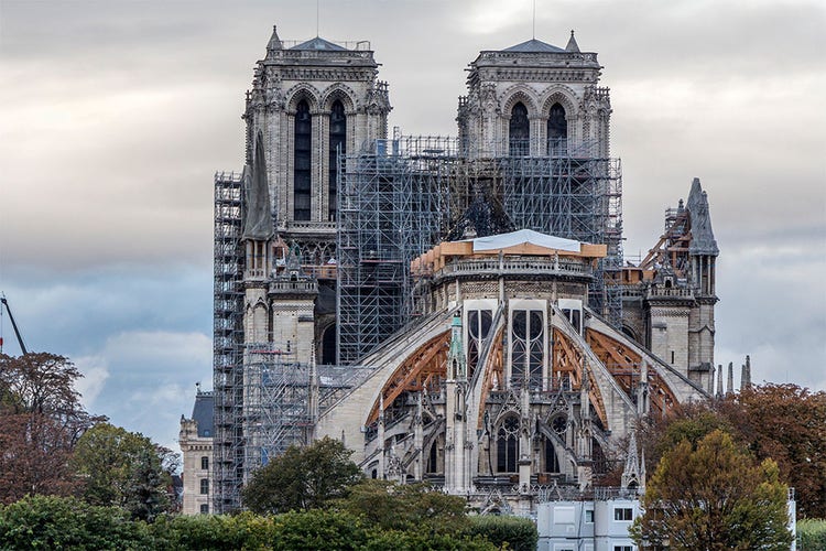 Restaurierung von Notre-Dame. Die Kathedrale Notre-Dame (Paris) wurde am 15. April 2019 durch einen Brand beschädigt