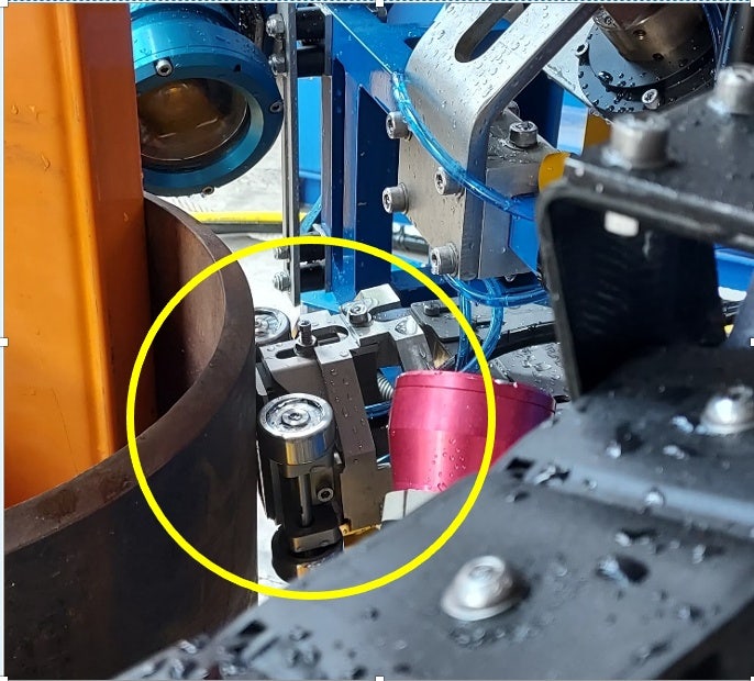 HydroFORM Phased-Array-Scanner auf einer Justierprobe aus Stahlmetallrohr zur Steigleitungsprüfung.