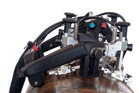 AxSEAM Scanner bei einer UT-Prüfung einer langen Schweißnaht in Längsrichtung an einem Stahlrohr