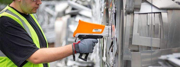 Operatore durante l'analisi XRF dei rottami metallici in un centro di recupero