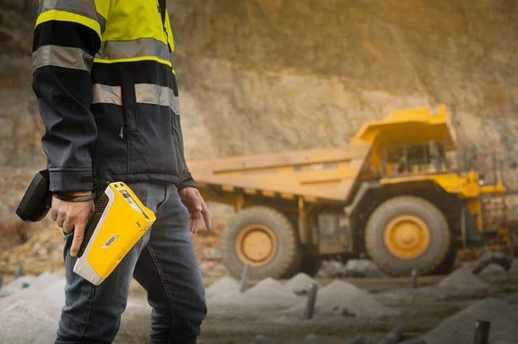 Handheld XRF analyzer for mining and geochemistry