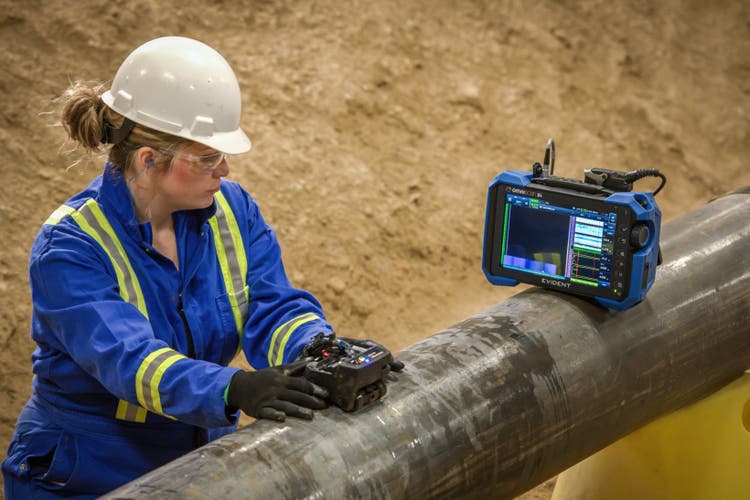 Inspector using an HydroFORM 2 scanners and an OmniScan X4 phased array flaw detector