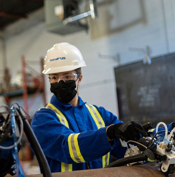 Inspector using the HSMT-Flex with the OmniScan X3 64 channel phased array flaw detector