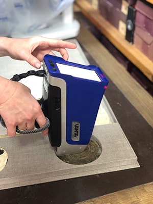 Testing a wax seal with a Vanta analyzer