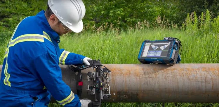 Steel pipe weld inspector using the OmniScan X3 phased array ultrasonic testing instrument and AxSEAM long seam scanner for longitudinal scanning