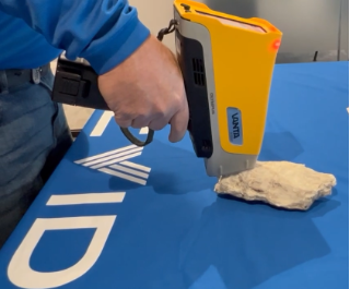 A Vanta pXRF gun analyzing a lithium sample.