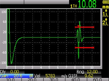 Cable de 4 metros (12 pies). El impulso de excitación aparece ligeramente más grande. El eco de fondo es ligeramente más amplio. La lectura de espesor está compensada con 0,26 mm.
