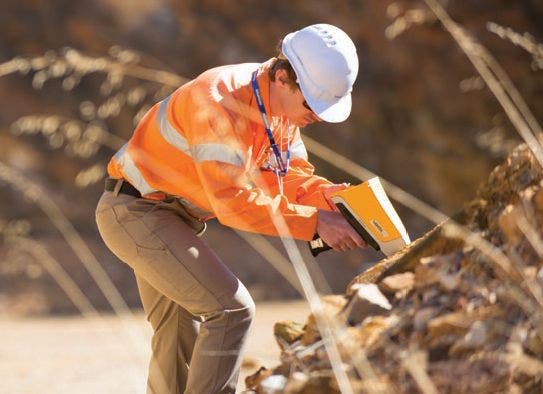 Analizadores XRF portátiles para detectar oro (Au) y elementos guía durante la exploración minera y el control yacimientos minerales