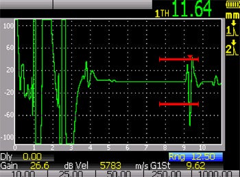 Cable de 60 metros (200 pies). El impulso de excitación y el eco de fondo se duplican. La lectura de espesor está compensada con 1,64 mm.