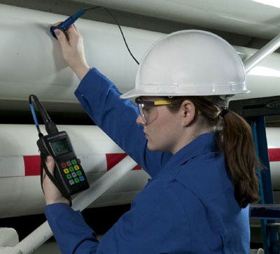 Inspector inspeccionando una aeronave con el medidor de espesores MG2