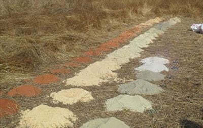 Fotos de campo mostrando muestras de perforación de núcleo por aire y suelos para análisis con el analizador XRF portátil realizados en la ciudad de Yanfolila, al suroeste de Mali.