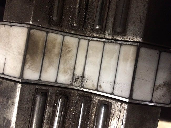 Parte frontal (protección) de cerámica de una sonda ECA que muestra señales de abrasión posteriores a la prueba