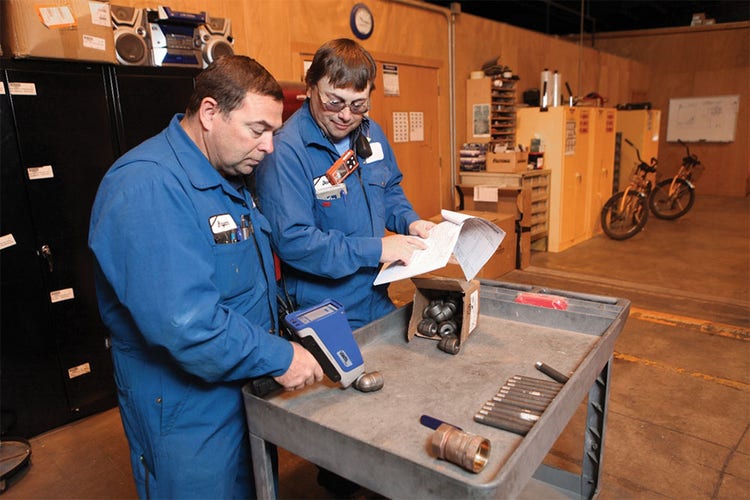 Verificación de los materiales de piezas metálicas por XRF para asegurar la calidad