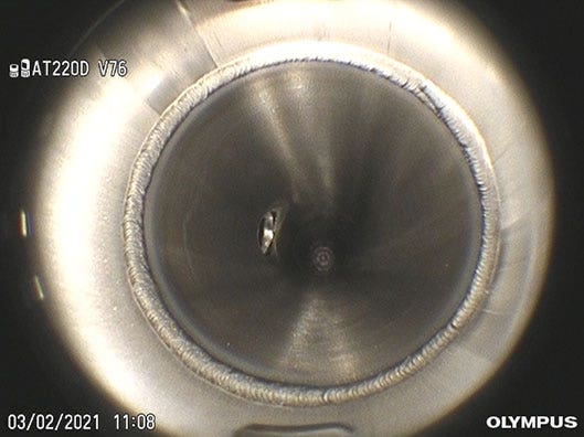 Imagen panorámica en un videoscopio IPLEX de una soldadura de tubería de procesamiento, hecha de acero inoxidable, dentro de una planta farmacéutica. En la sonda se usa un adaptador de punta de lente de gran ángulo (220°).