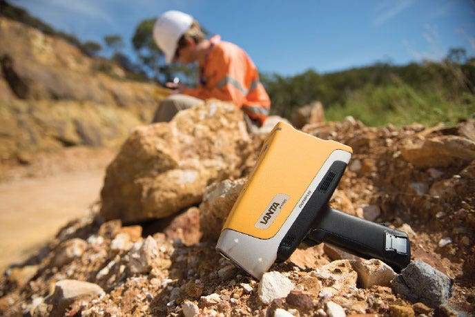 Analizador XRF Vanta usado en una minería