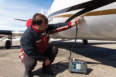 Inspección de una aeronave con las corrientes de Foucault multielementos