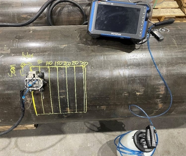 Escáner de ultrasonido multielemento (Phased Array) HydroFORM y detector de defectos OmniScan ubicados sobre una tubería con líneas de escaneo de trama trazadas.