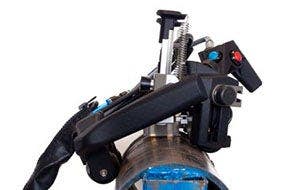 Cordones de soldaduras longitudinales por ERW: Escáner de inspección por ultrasonido AxSEAM ejecutando un escaneo circunferencial en tuberías de acero soldadas por ERW.