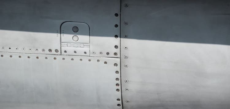 Figure 1 – Inspection de trous de fixations sur un avion à l’aide d’un scanner rotatif MiniMite™ dédié à l’inspection des trous de boulons et d’un appareil de recherche de défauts à courants de Foucault de la série NORTEC™