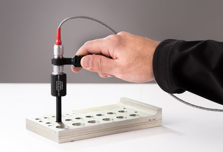 Figure 5 – Connecteur concentrique à rotation libre et poignée : ils éliminent la torsion indésirable du câble lors de l’inspection manuelle des trous de boulons ou de fixations