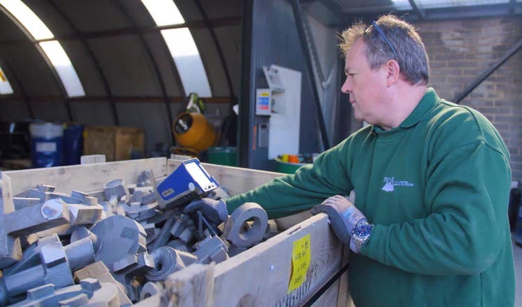 Le cofondateur de Peak Alloys analyse des alliages au moyen d’un analyseur XRF à main.