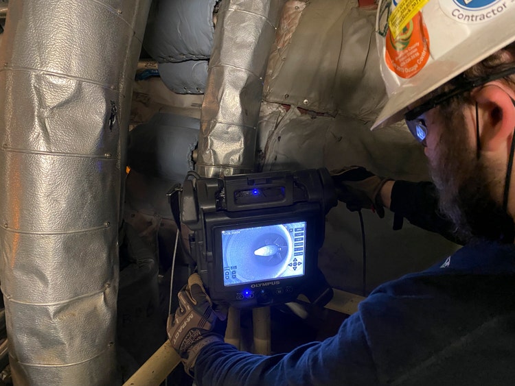 Inspecteur de Veracity Technology Solutions utilisant le vidéoscope IPLEX NX pour réaliser une inspection au boroscope d’une turbine à gaz au sein d’une centrale de production d’électricité