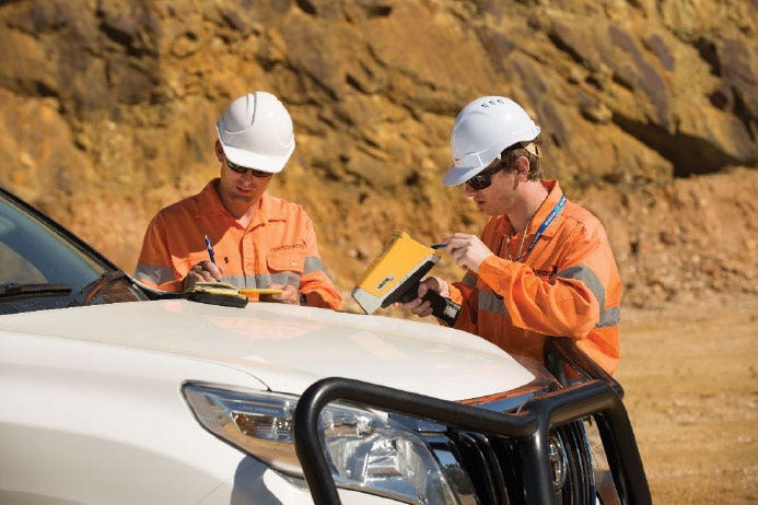 Deux scientifiques de l’exploration minière enregistrant les mesures prises à l’aide de l’analyseur XRF à main Vanta