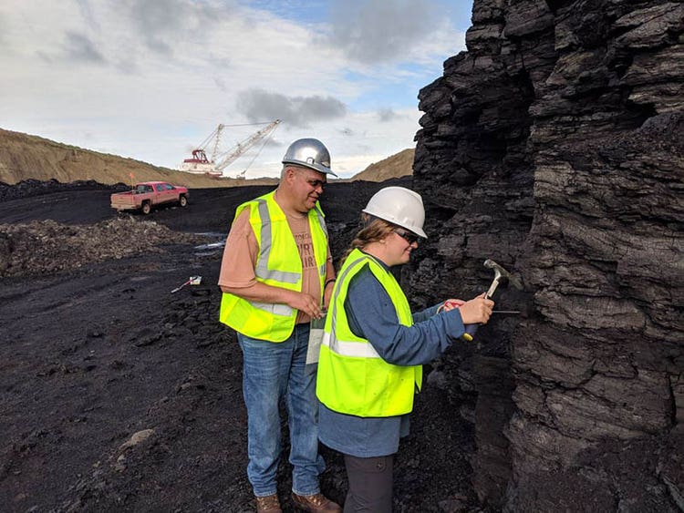 Scientifiques recueillant des échantillons pour réaliser des tests de spectroscopie des rayons X dans une mine de charbon