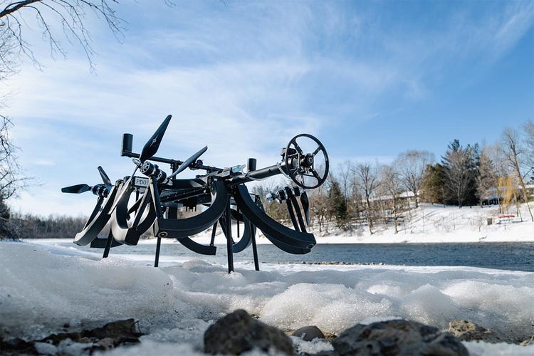 Drone d’inspection Skygauge posé sur la neige au bord d’une rivière