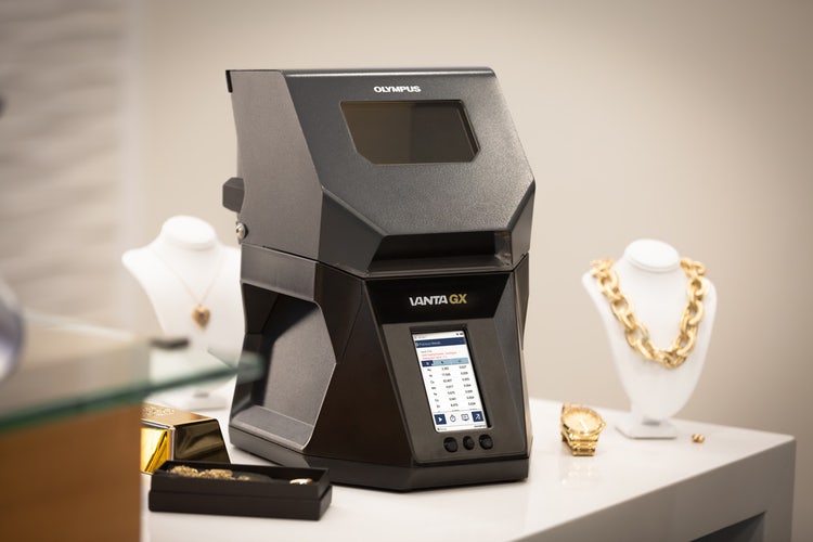 Analyseur vérifiant la présence de métaux précieux dans les bijoux