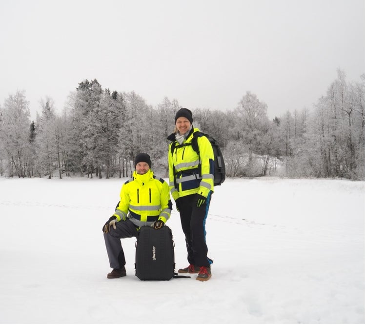 Les membres de l’équipe de 3AWater transportent leur laboratoire mobile d’analyse de l’eau dans un sac à dos.