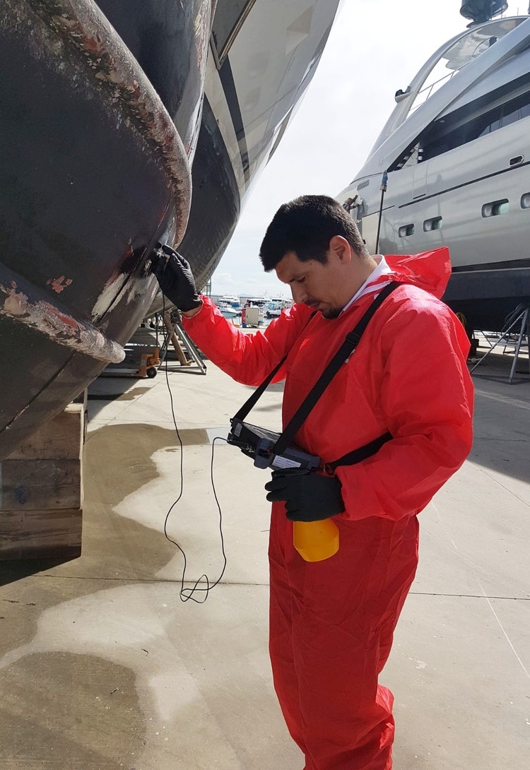 Inspection de la coque d’un yacht de luxe à l’aide d’un appareil de recherche de défauts par ultrasons