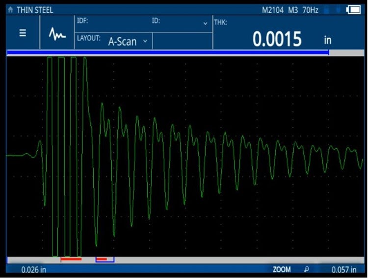 Il misuratore 72DL PLUS misura una sottile lamina in acciaio (0,0381 mm o 0,0015 in.) mediante il trasduttore M2104 (125 MHz)