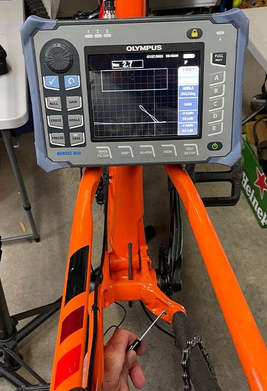 Alt text: Scansione eddy current di un'area soggetta a cricche su un telaio di bicicletta