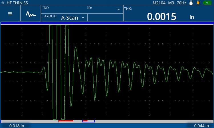 Il misuratore 72DL PLUS misura una sottile lamina in acciaio (0,0381 mm o 0,0015 in.) mediante il trasduttore M2104 (125 MHz)