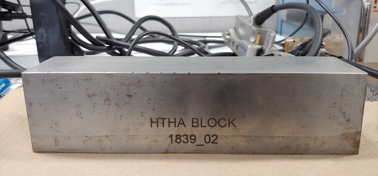 La seconda configurazione per il test consiste in un blocco con un HTHA artificiale di 47 mm di spessore. I test sono stati realizzati mediante una sonda 10L64 A32 in modalità contatto.