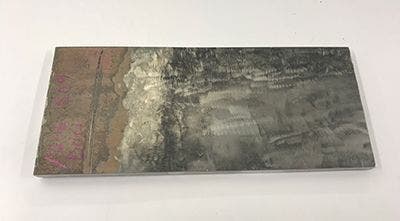 Acciaio inossidabile 304 con una superficie irregolare e sporca.