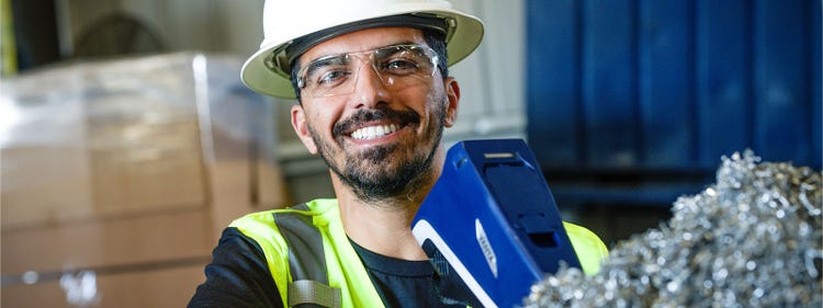 Il Direttore Generale di SA RecTog Valizada di SA Recycling durante l'analisi di scarti con un analizzatore XRF portatile
