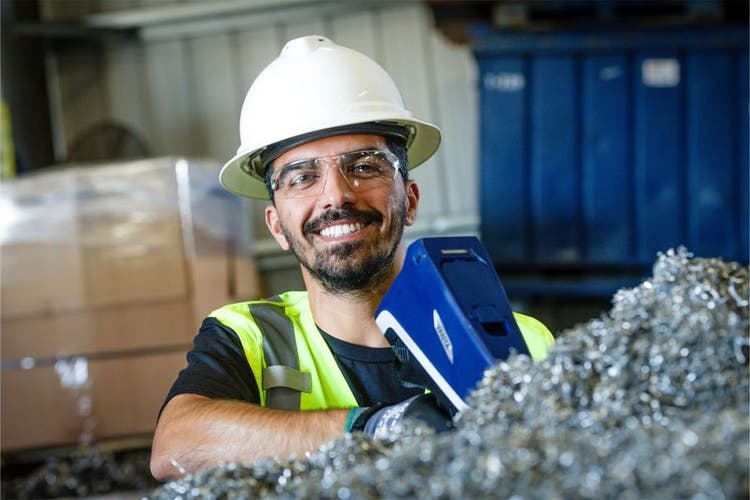 Il Direttore Generale di SA RecTog Valizada di SA Recycling durante l'analisi di scarti con un analizzatore XRF portatile