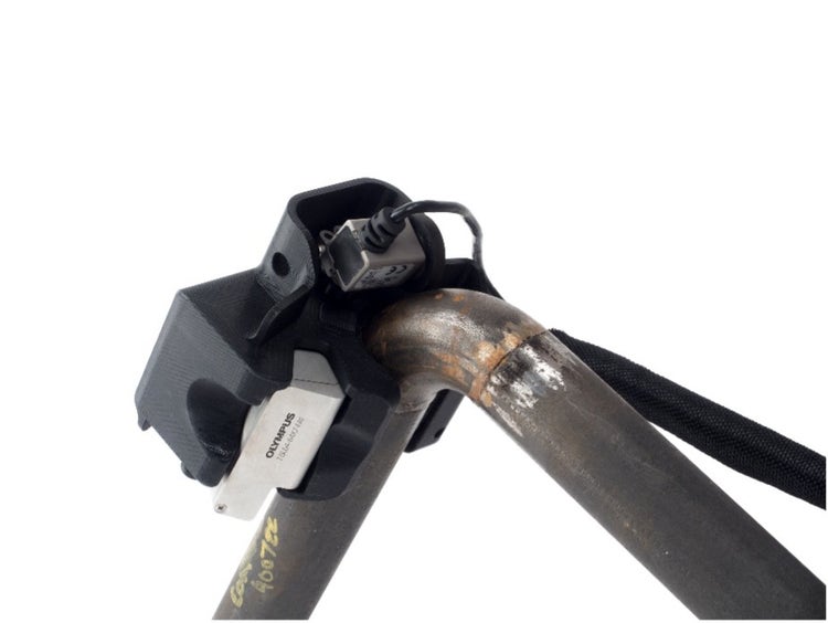 Scanner FlexoFORM con sonda phased array installata su una tubazione di ridotto diametro