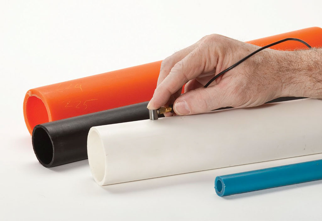 製造したプラスチックパイプの肉厚測定