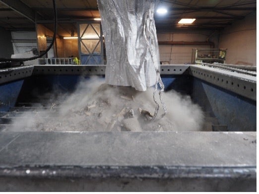 ボールミルで粉砕されるモノリス