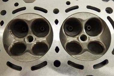 工業用ビデオスコープを使った自動車エンジンウォータージャケット検査