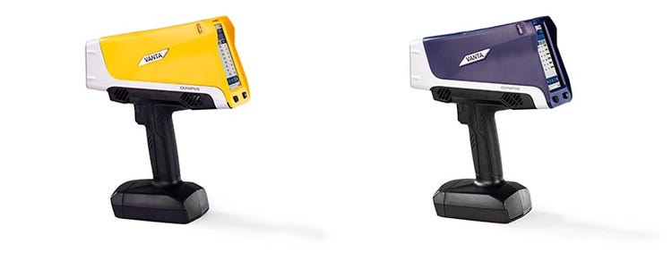 左よりハンドヘルド蛍光X線分析計「Vanta MAX」、「Vanta Core」